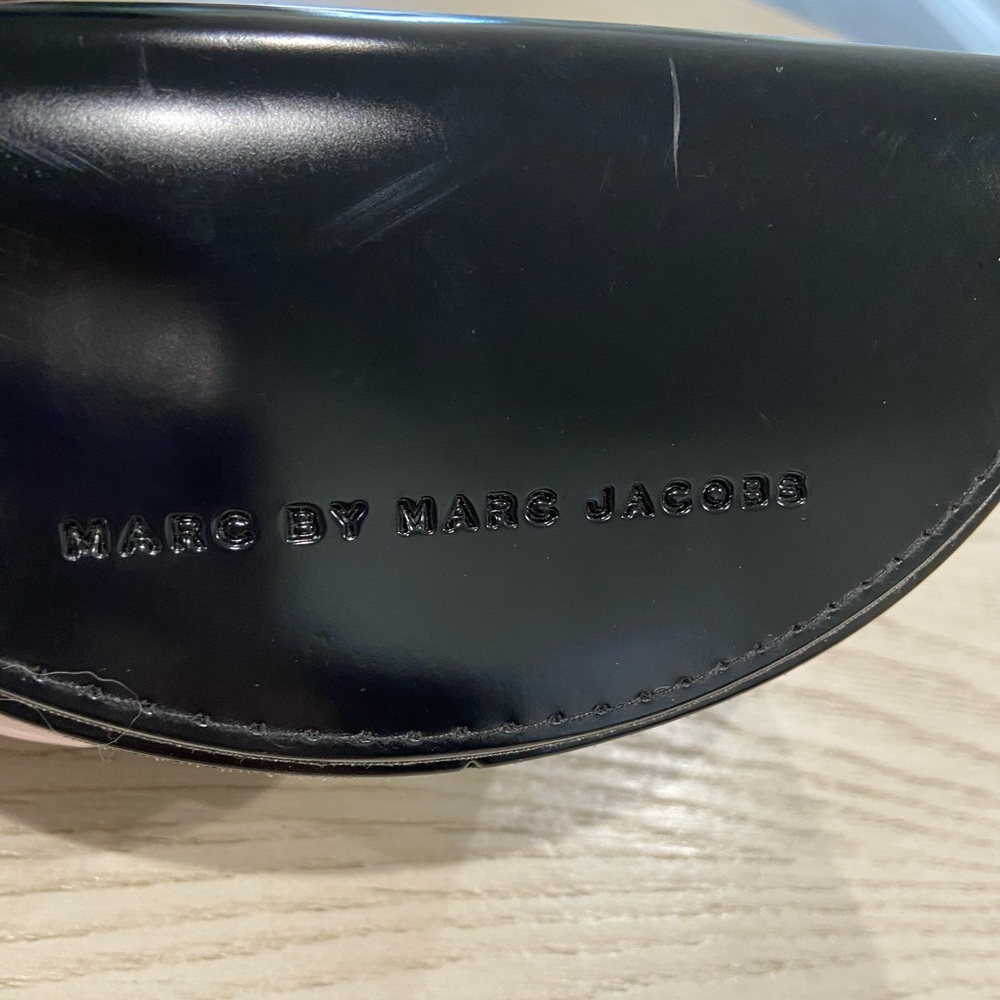 π΅ 3 for $15 π΅ MARC JACOB BLACK SUNGLASS HOLDER - Picture 3 of 5